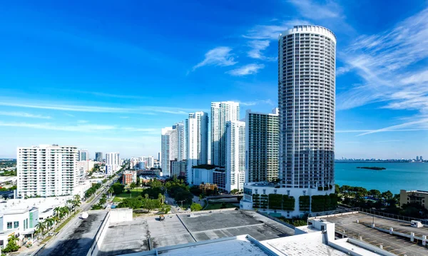 Edificios altos en el centro de Miami — Foto de Stock