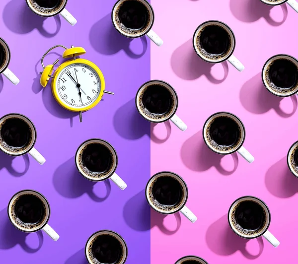 コーヒーマグカップ付き7時の目覚まし時計 — ストック写真