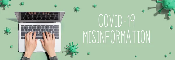 Covid-19 Misinformation tema med person som använder bärbar dator — Stockfoto