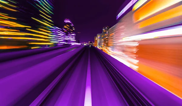 POV-Zugbewegungen verschwommenes Konzept aus der Yuikamome-Schwebebahn in Tokio, Japan — Stockfoto