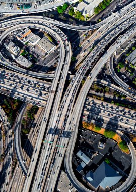 Los Angeles 'ta büyük bir otoyol kavşağının havadan görüntüsü.