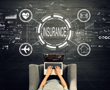 Bilgisayarı kullanan kişinin sigorta konsepti
