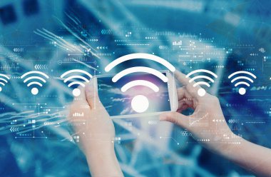 Akıllı telefon kullanan kişi ile eş teması