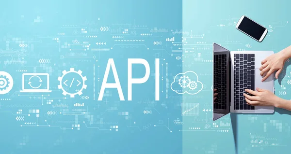 API - program programmering gränssnitt koncept med person som arbetar med bärbar dator — Stockfoto