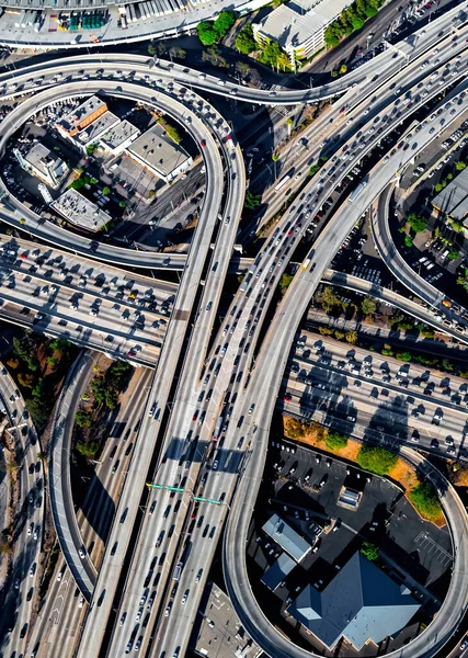 Vista aérea de uma enorme intersecção rodoviária em LA — Fotografia de Stock