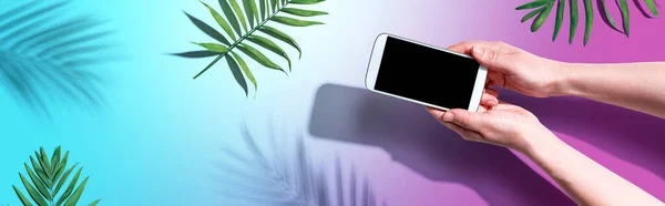 Okostelefon trópusi pálmalevéllel és árnyékkal — Stock Fotó