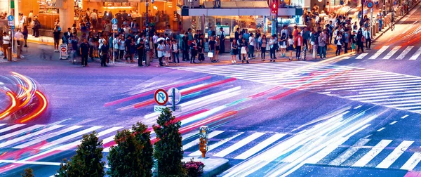 La gente y el tráfico cruzan la famosa intersección en Shibuya, Tokio, Japón — Foto de Stock