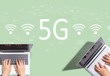Birlikte çalışan insanlarla birlikte 5G ağı