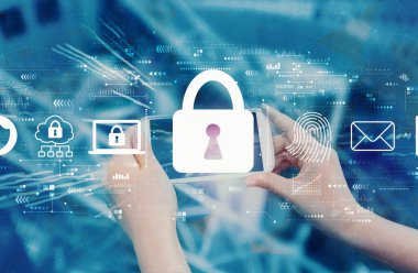 Akıllı telefon kullanan kişi ile internet ağı güvenliği kavramı