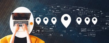 Bilgisayarı kullanan kişi ile harita şifresi kavramı