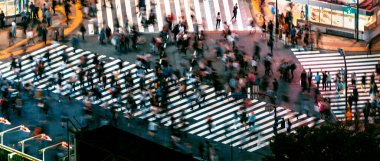İnsanlar ve trafik, Shibuya, Tokyo ve Japonya 'daki meşhur kesişme noktasından geçiyor.