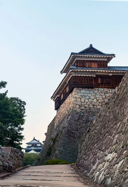 Замок Мацуяма в Мацуяме, Япония — стоковое фото