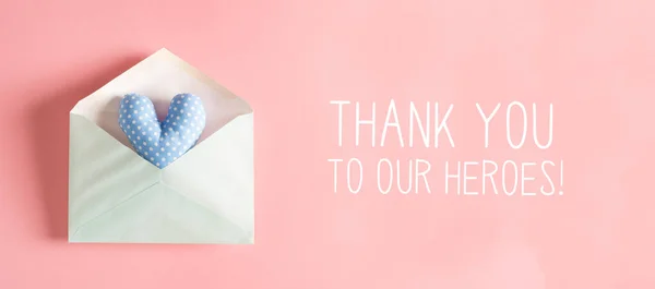 Tack till våra hjältar meddelande med en hjärtkudde i ett kuvert — Stockfoto