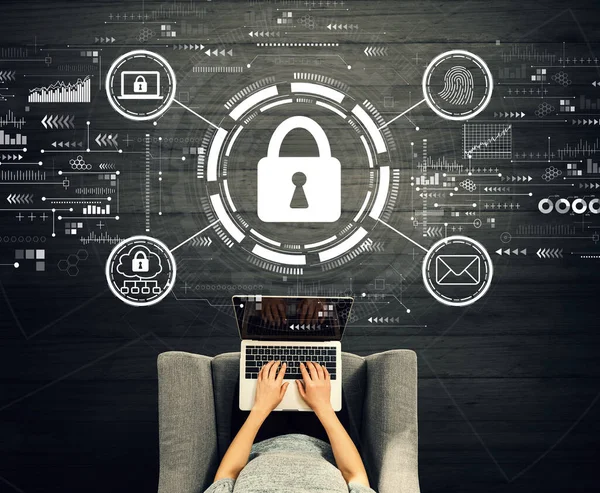 Internet netwerk security concept met persoon met behulp van een laptop — Stockfoto