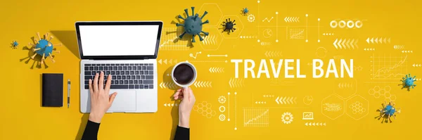 Tema Travel Ban con persona che utilizza il computer portatile — Foto Stock