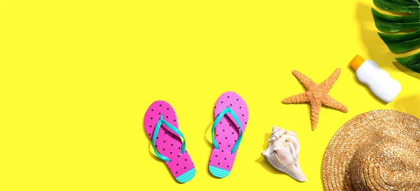 Zomer concept met een strohoed, zonnebrandcrème, zeesterren, en strand sandalen — Stockfoto
