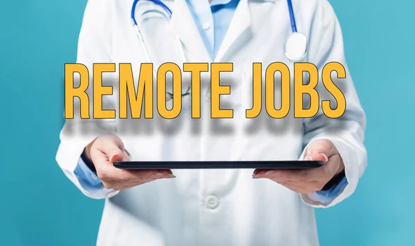 Remote Jobs tema med en läkare som använder en surfplatta — Stockfoto