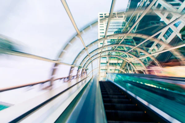 Visão abstrata do borrão de movimento através de um túnel de escada rolante — Fotografia de Stock
