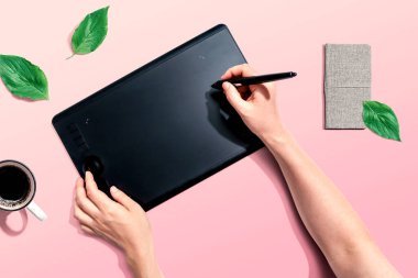 Grafik kalem tableti kullanan kişi