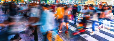 İnsanlar ve trafik, Shibuya, Tokyo ve Japonya 'daki meşhur kesişme noktasından geçiyor.