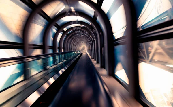 Abstraktní pohled na rozmazání pohybu tunelem eskalátoru — Stock fotografie