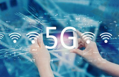 Akıllı telefon kullanan kişi ile 5G ağı