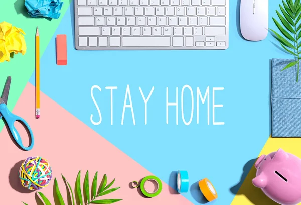 Bleiben Sie zu Hause Thema mit Bürobedarf — Stockfoto