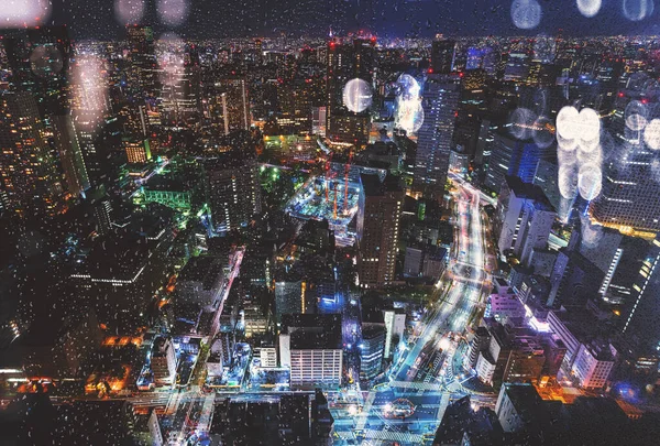 Rascacielos iluminados por la lluvia nocturna en Tokio —  Fotos de Stock