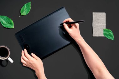 Grafik kalem tableti kullanan kişi