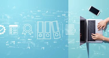 Dizüstü bilgisayarla çalışan kişiye uyum teması