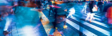 İnsanlar ve trafik, Shibuya, Tokyo ve Japonya 'daki meşhur kesişme noktasından geçiyor.