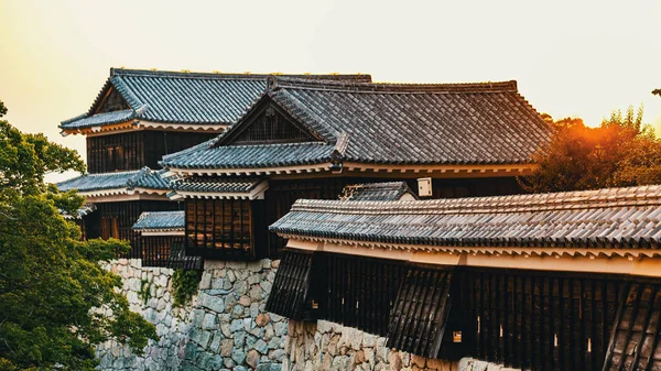 Замок Мацуяма в Мацуяме, Япония — стоковое фото