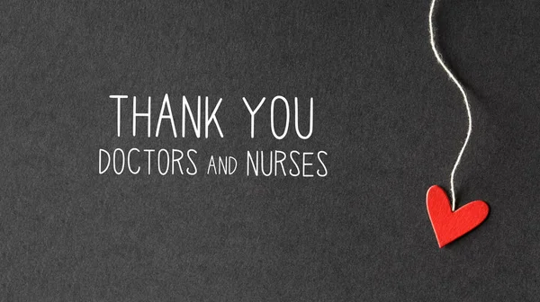 Спасибо врачам и медсестрам с бумажными сердцами — стоковое фото