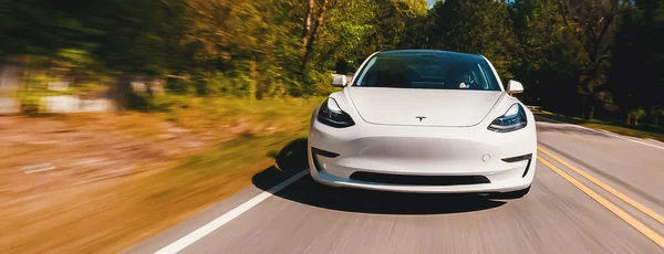 Nový Tesla Model 3 všechny elektromobil jede po silnici — Stock fotografie