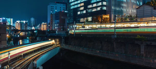 Vlaky projíždějí nádražím Ochanomizu v Tokiu — Stock fotografie
