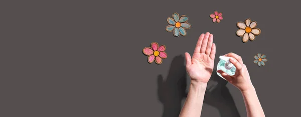 Applicera rengöringsmedel för rengöring av händer med blomma ritningar — Stockfoto