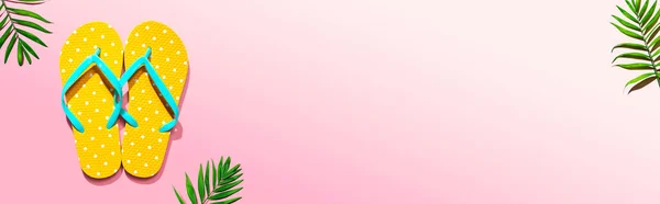 Фліп-флоп з пальмовим листям — стокове фото