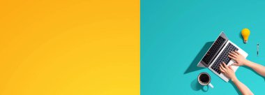 Dizüstü bilgisayar kullanan kişi