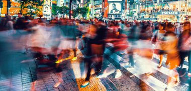 İnsanlar ve trafik, Shibuya, Tokyo ve Japonya 'daki meşhur kesişme noktasından geçiyor.