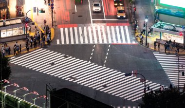 İnsanlar ve trafik, Shibuya, Tokyo ve Japonya 'daki meşhur kesişme noktasından geçiyor.