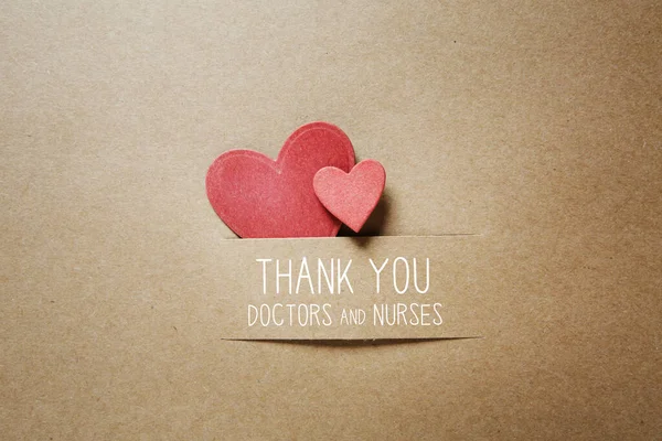 Спасибо врачам и медсестрам с маленькими сердцами — стоковое фото