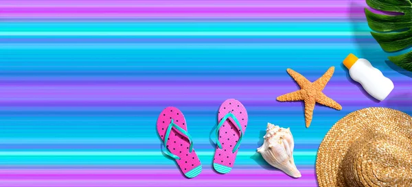 Zomer concept met een strohoed, zonnebrandcrème, zeesterren, en strand sandalen — Stockfoto