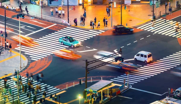 일본 도쿄의 시부야에 있는 유명 한 교차로를 지나가는 사람들 과 교통 체증 — 스톡 사진