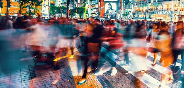 People and traffic cross the famous scramble intersection in Shibuya, Tokyo, Japan — Stock Photo, Image