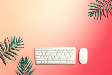 Tropikal bitkilerle bilgisayar klavyesi ve faresi