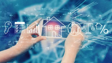 Akıllı telefon kullanan kişiyle emlak teması