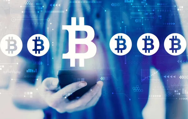 Tema Bitcoin con l'uomo utilizzando uno smartphone — Foto Stock