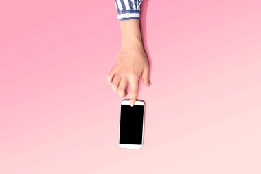 Akıllı telefon kullanan kişi.