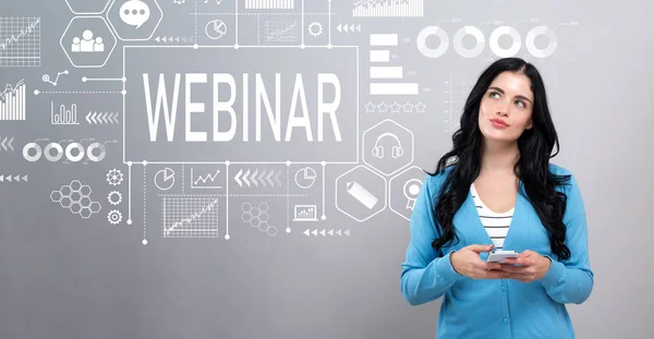 Conceito de webinário com mulher segurando um smartphone — Fotografia de Stock