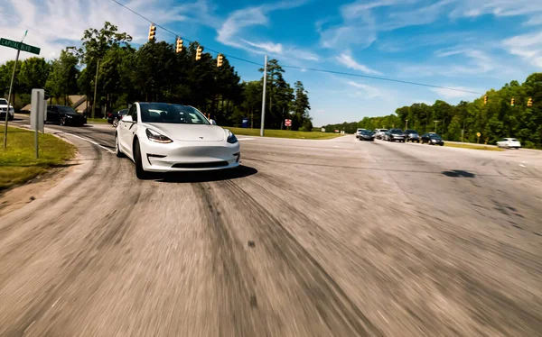 Nový Tesla Model 3 všechny elektromobil jede po silnici — Stock fotografie